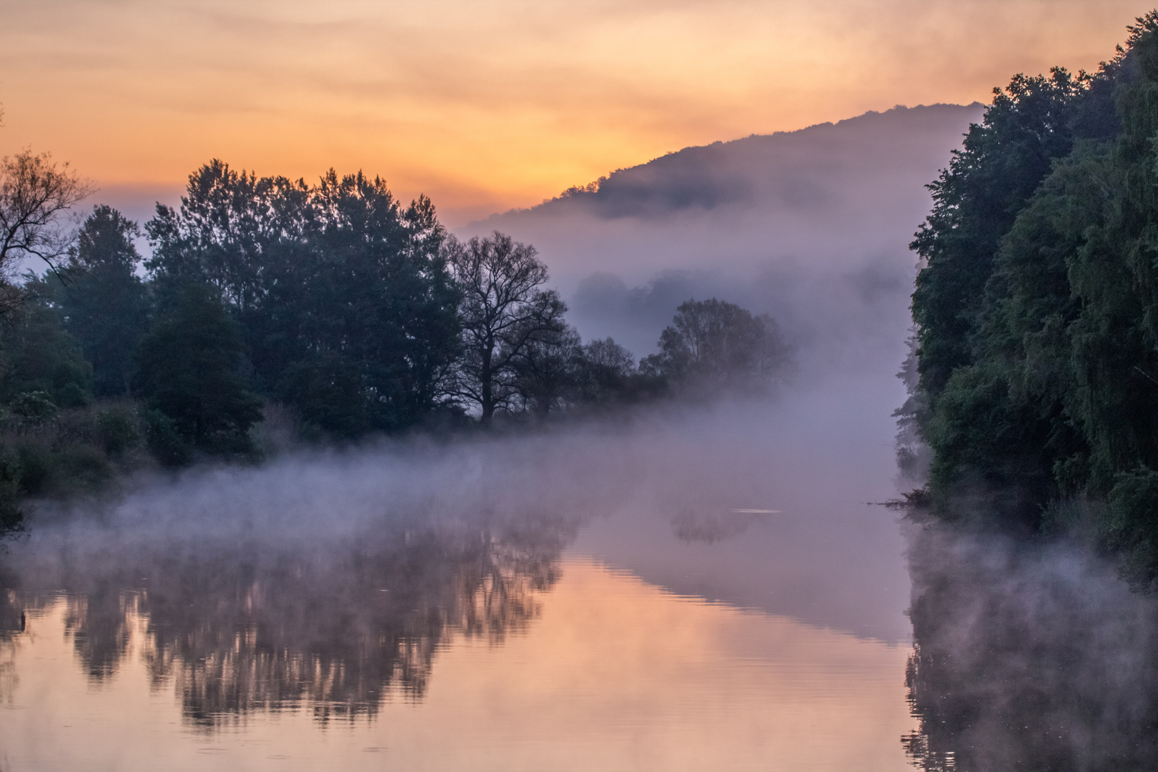 Frühnebel an der Lahn