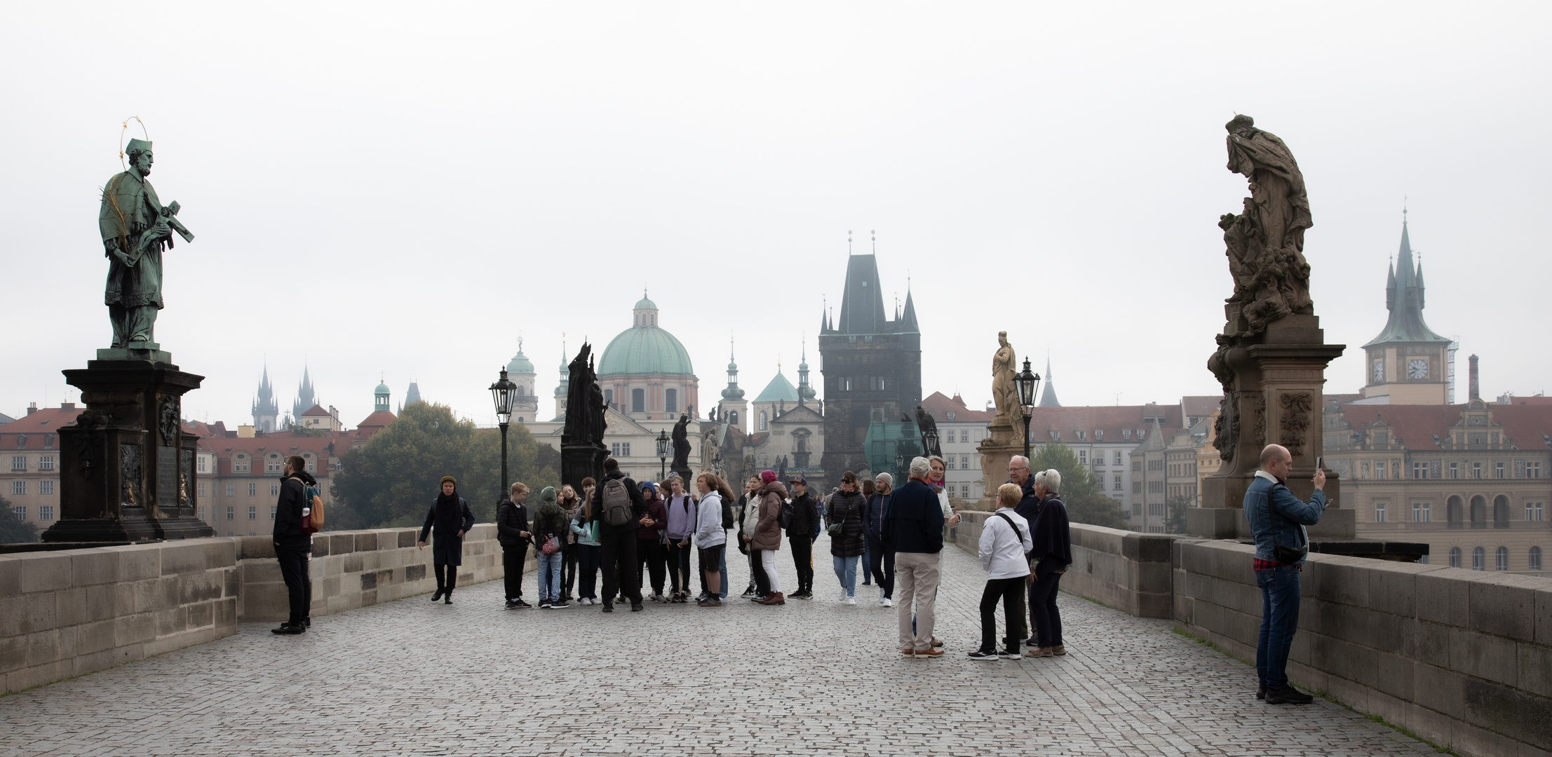 Frühnebel auf der Prager Karlsbrücke