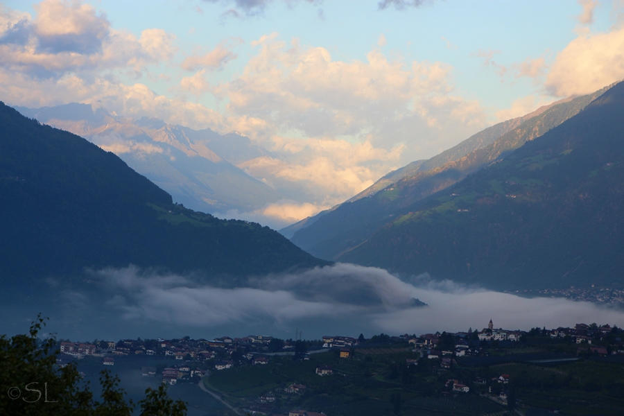 Frühnebel in den Bergen