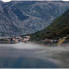 Frühnebel in der Bucht von Kotor