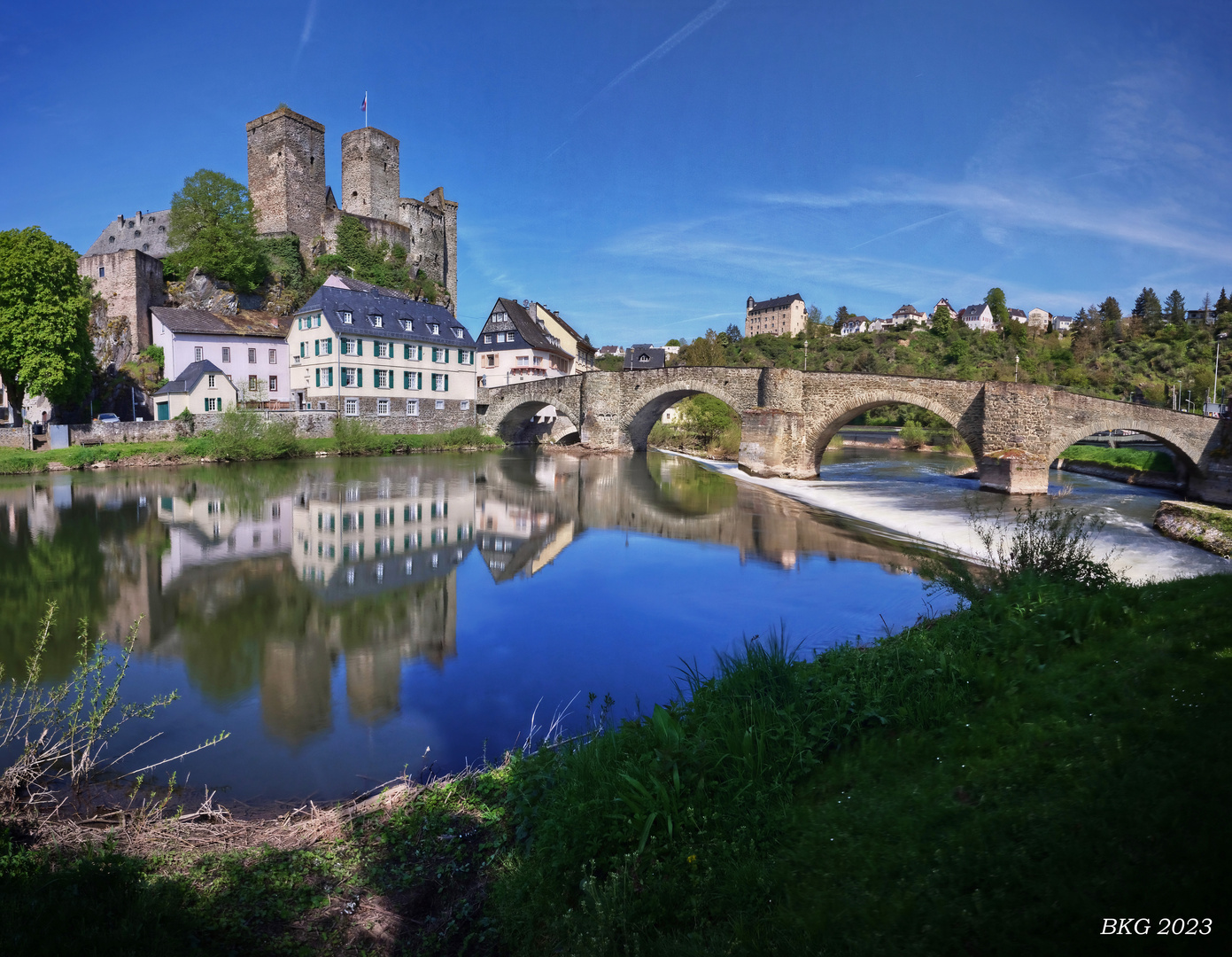 Frühsommerliches Burgenpanorama an der Lahn 