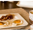 Frühstück Bacon & Ei und eine Tasse Kaffee