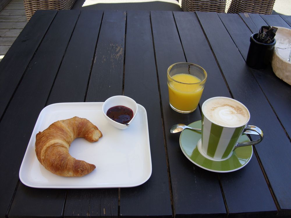 Frühstück im Gartenhaus...