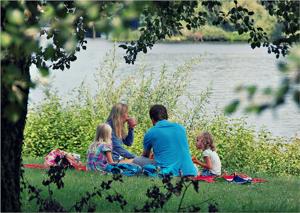 Frühstück im Grünen Foto & Bild | menschen, frühstück ...