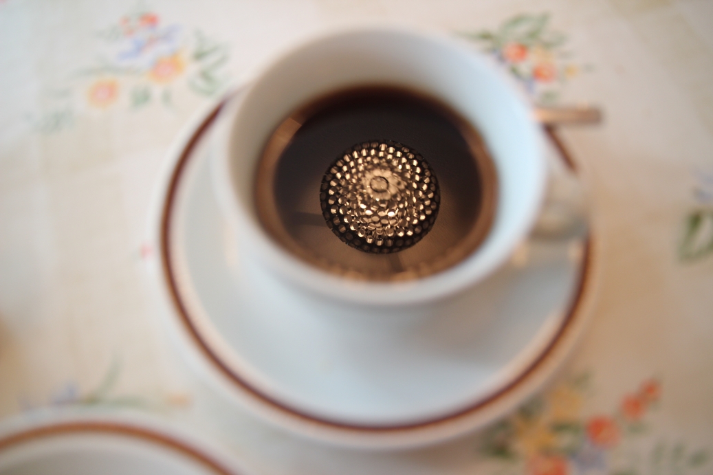 Frühstück im Ostel Berlin mit Kronleuchter im Kaffee