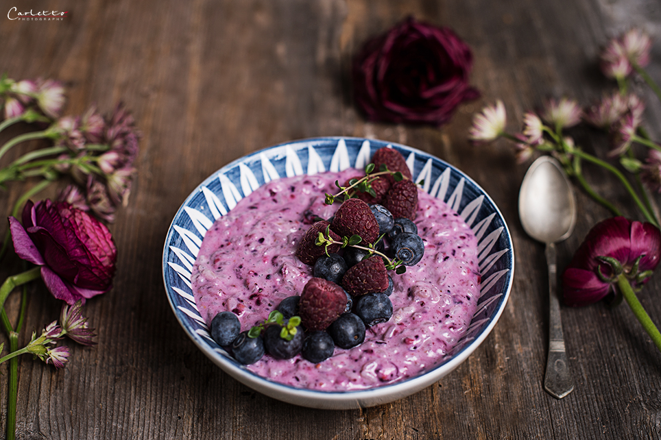 Frühstücks Reis Acai Bowl mit Beeren