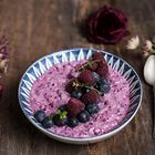 Frühstücks Reis Acai Bowl mit Beeren