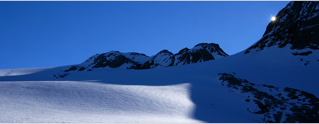 Frühwinterliches Morgenlicht in den Glarner Alpen von Peter Arnheiter 