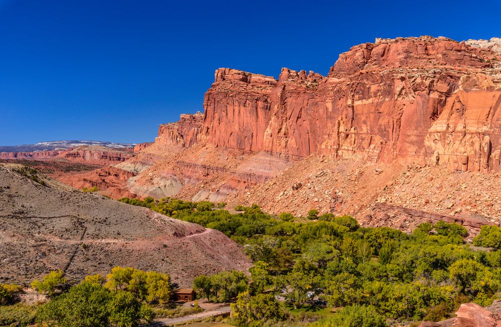 Fruita Historic District gegen Fruita Cliffs, Capitol Reef NP, Utah, USA