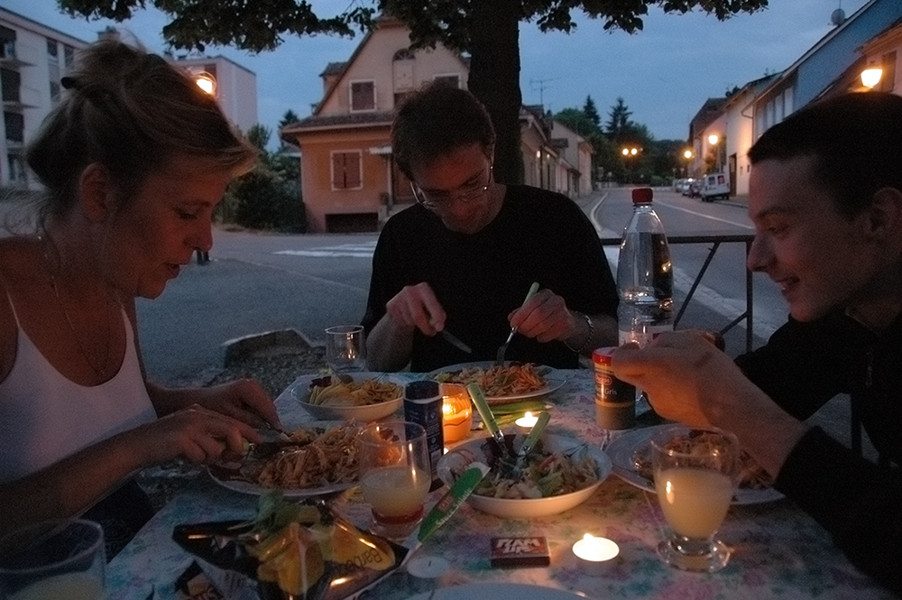 Fête des voisins dans la rue en Tête à Têtes