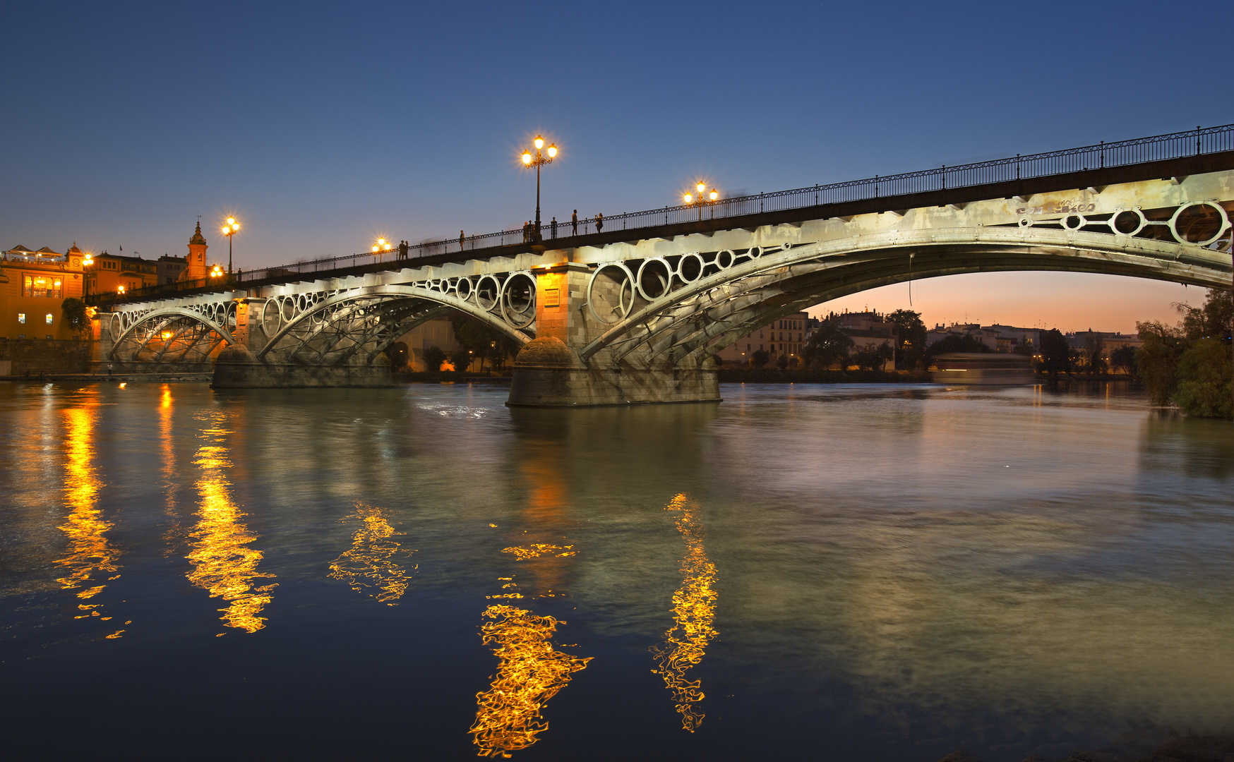 Fuego en el río Guadalquivir a su paso por Triana