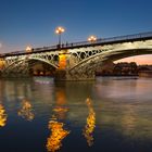 Fuego en el río Guadalquivir a su paso por Triana