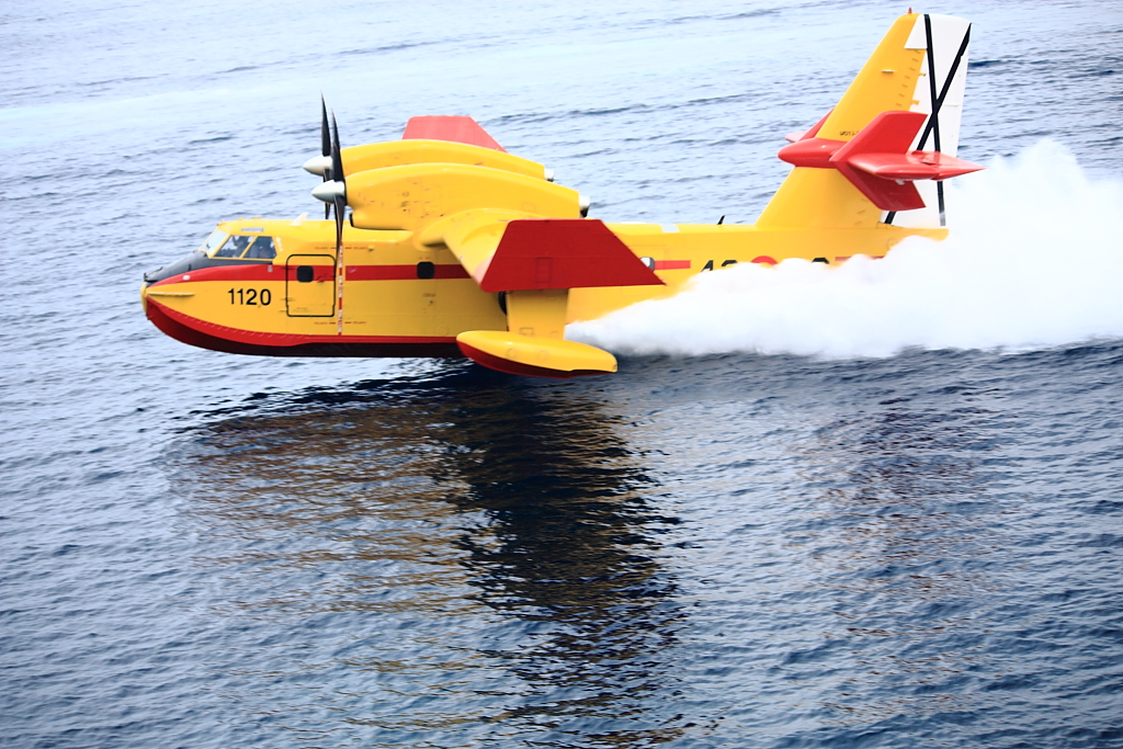 Fuego - Feuerlöschflugzeug beim Löschwasser tanken 2