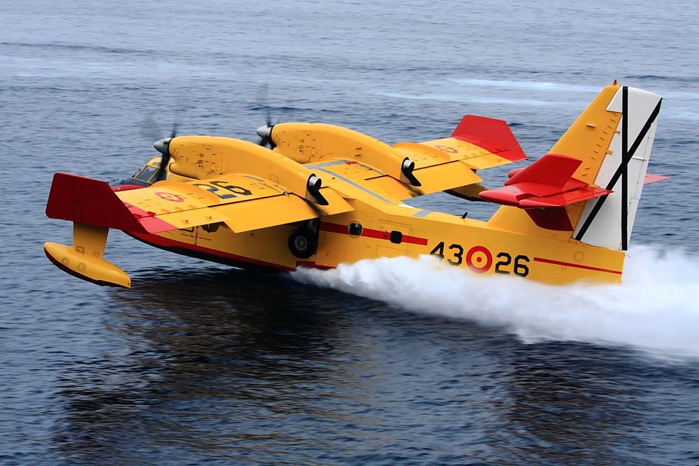 Fuego - Feuerlöschflugzeug beim Löschwasser tanken 3