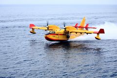 Fuego - Feuerlöschflugzeug beim Löschwasser tanken