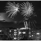 FUEGOS ARTIFICIALES EN BLANCO Y NEGRO.