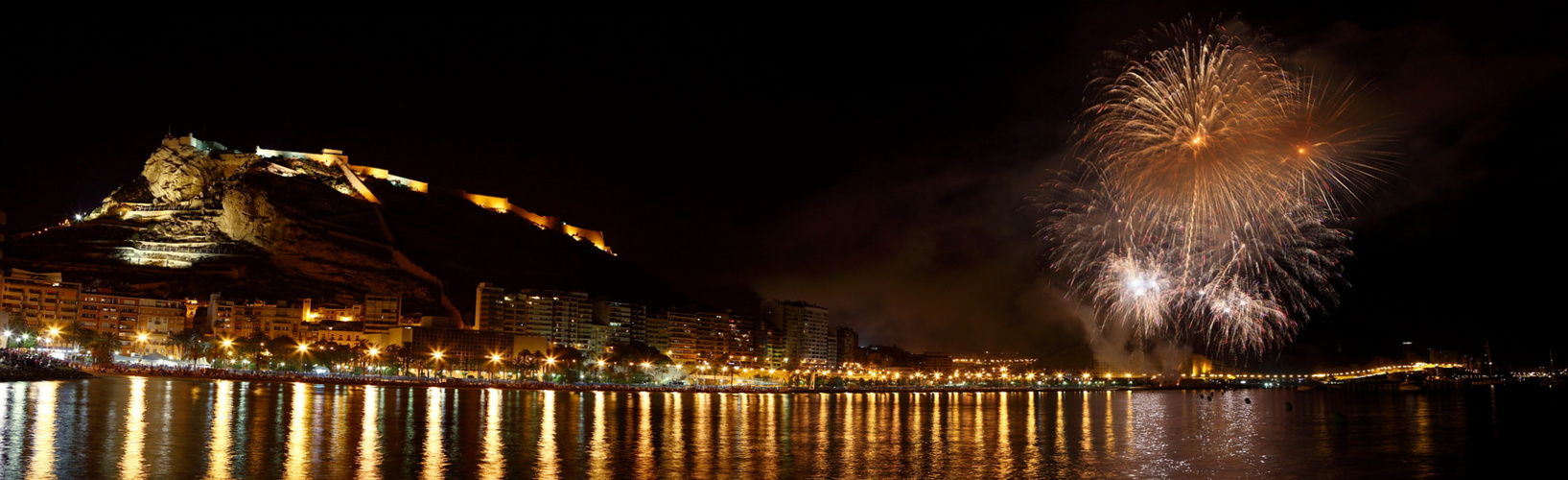 Fuegos artificiales en el Postiguet