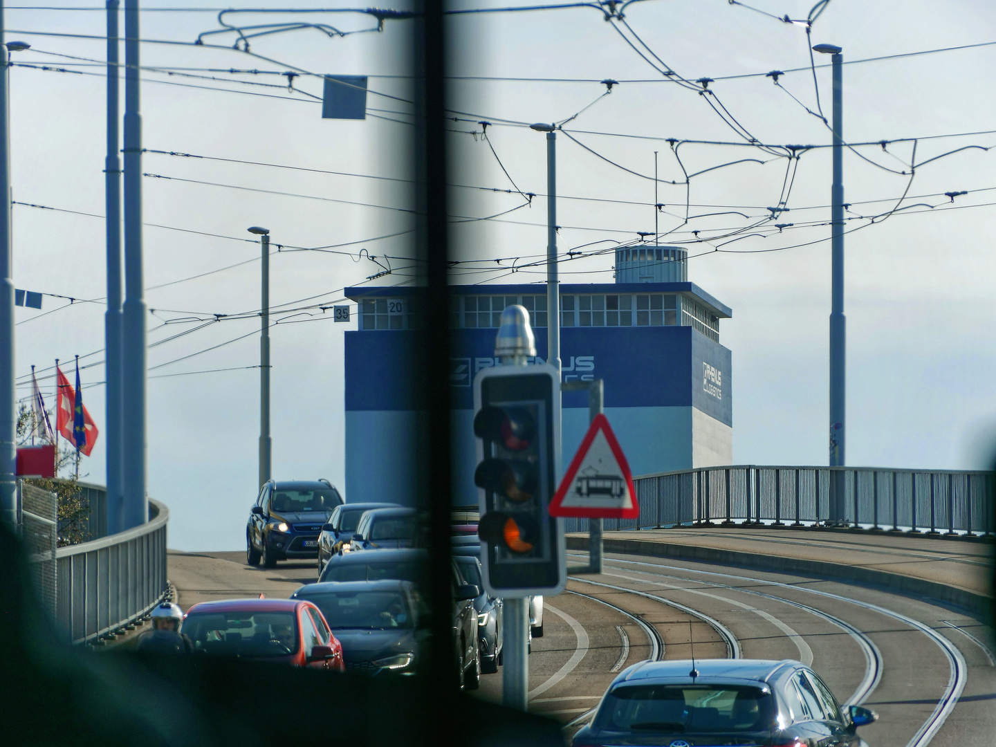 Führerstandsblick auf die Dreiländerbrücke