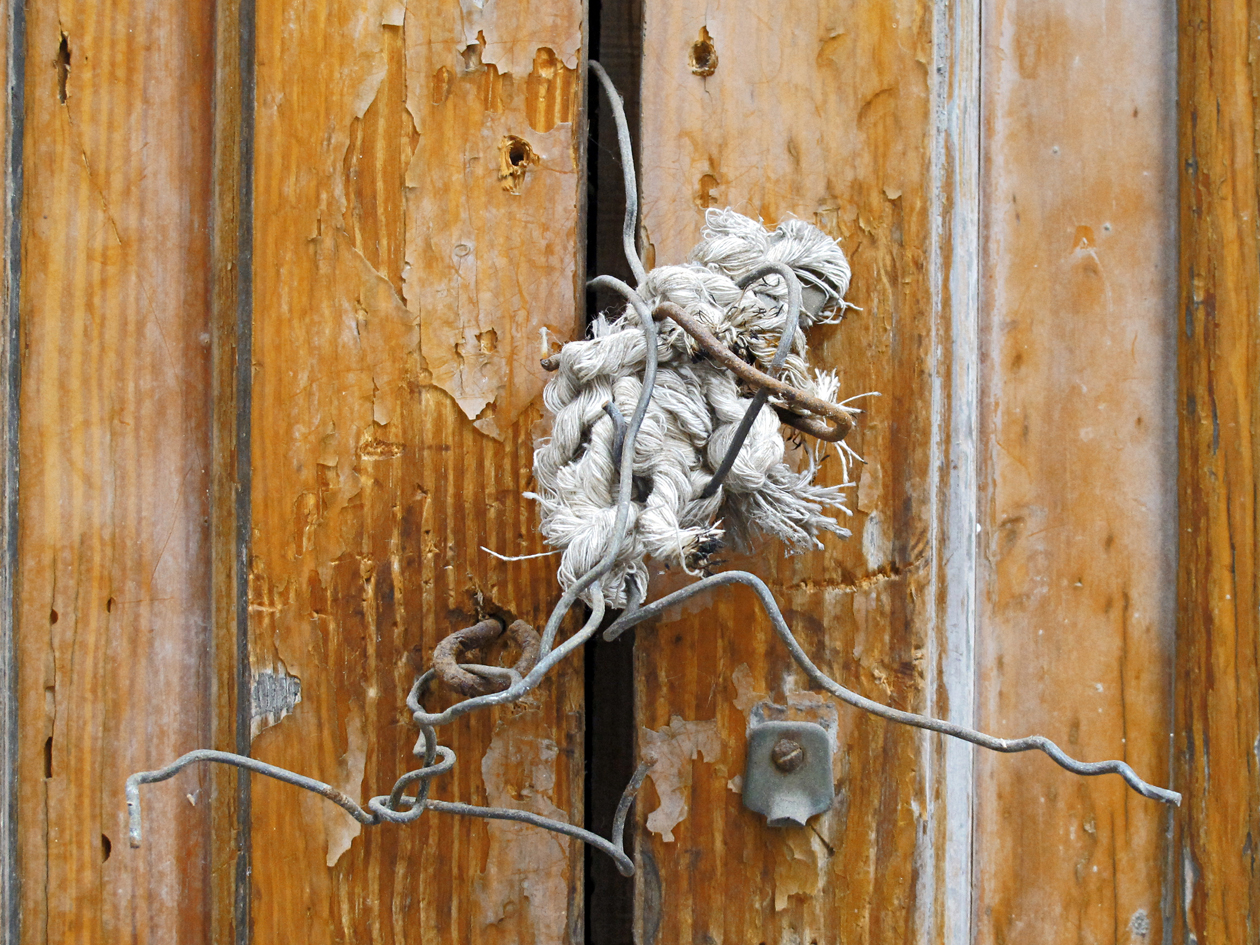 Fünf Arten, eine Haustür abzuschließen (1) / Cinque maniere di chiudere un portone