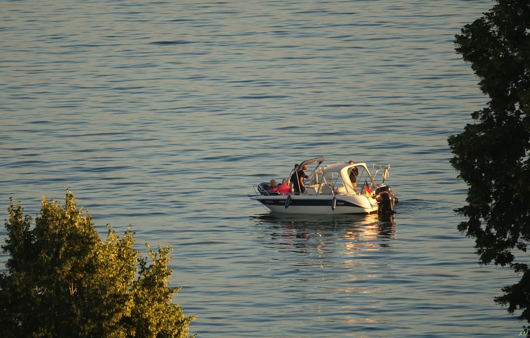 Fünf auf einem Boot...