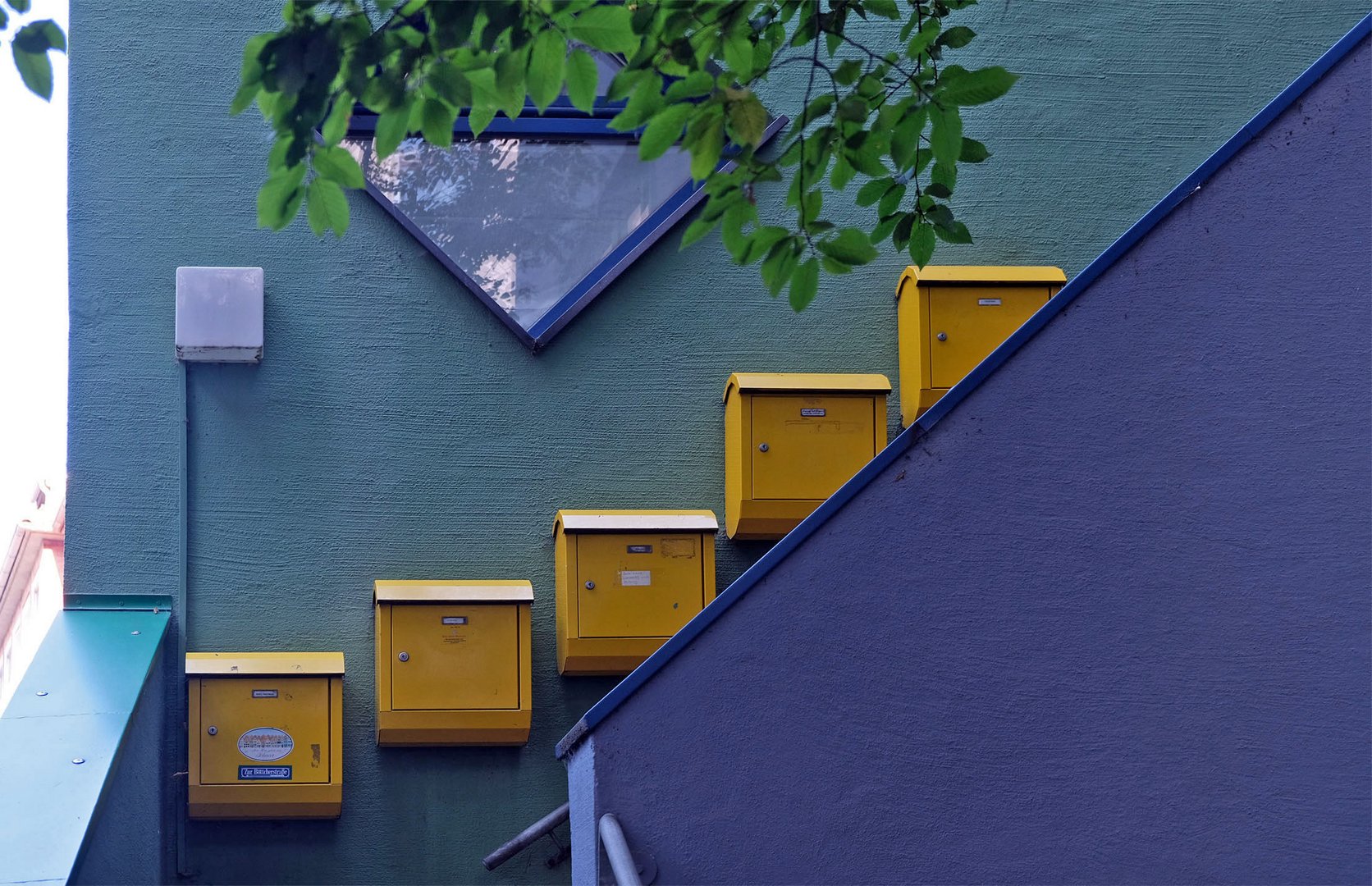 Fünf gelbe Briefkästen