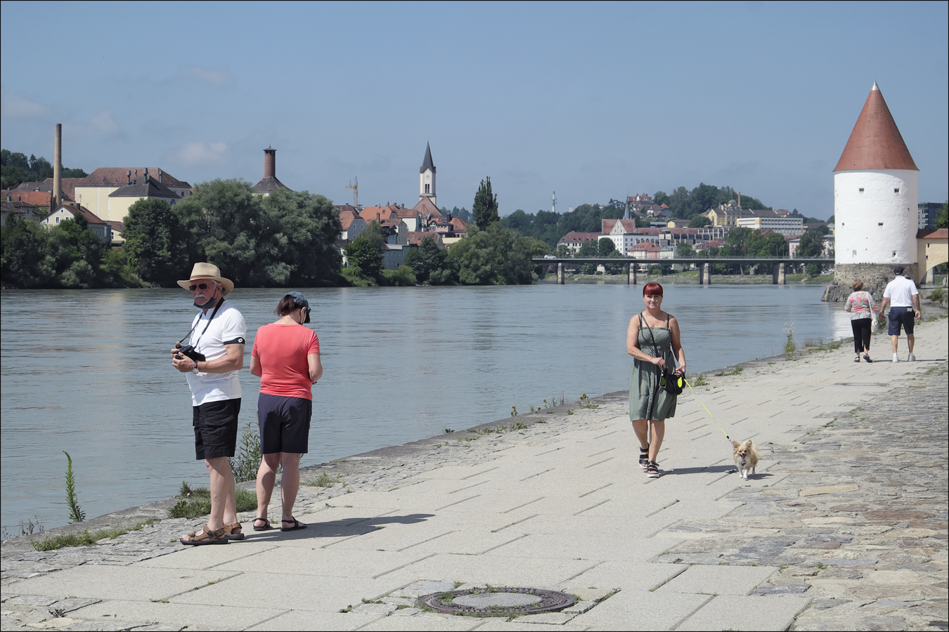 Fünf Menschen und ein Hund, vom Flusse ganz zu schweigen