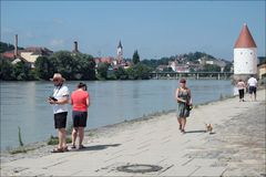 Fünf Menschen und ein Hund, vom Flusse ganz zu schweigen