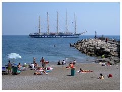 Fünfmaster am Strand von Amalfi