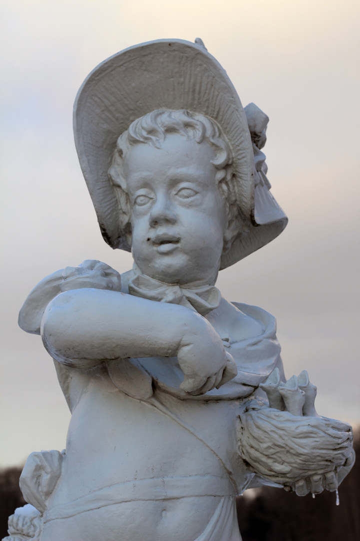 Fünfte Skulptur im Garten hinter dem Schloss Charlottenburg