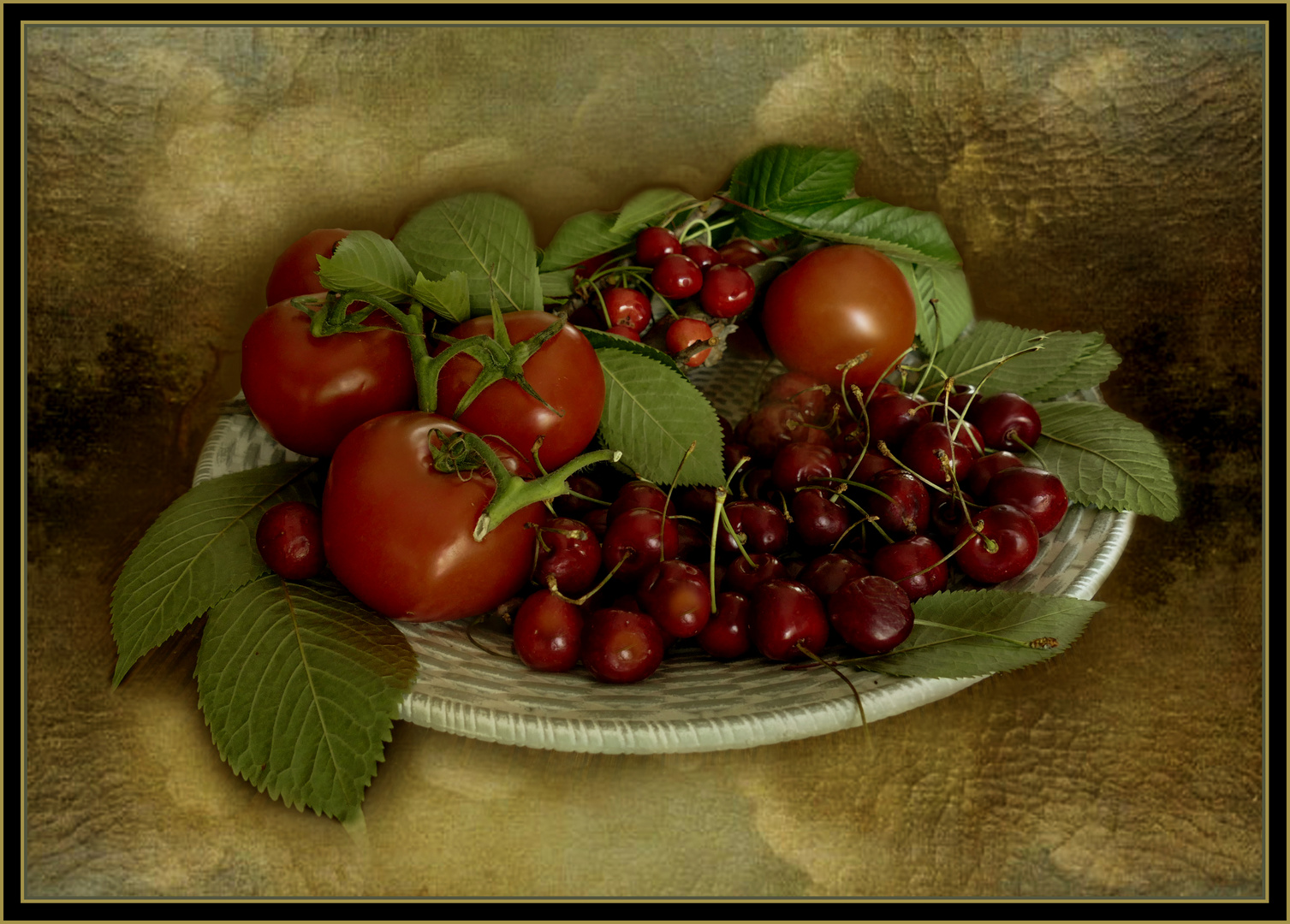 Fuente con tomates y cerezas 