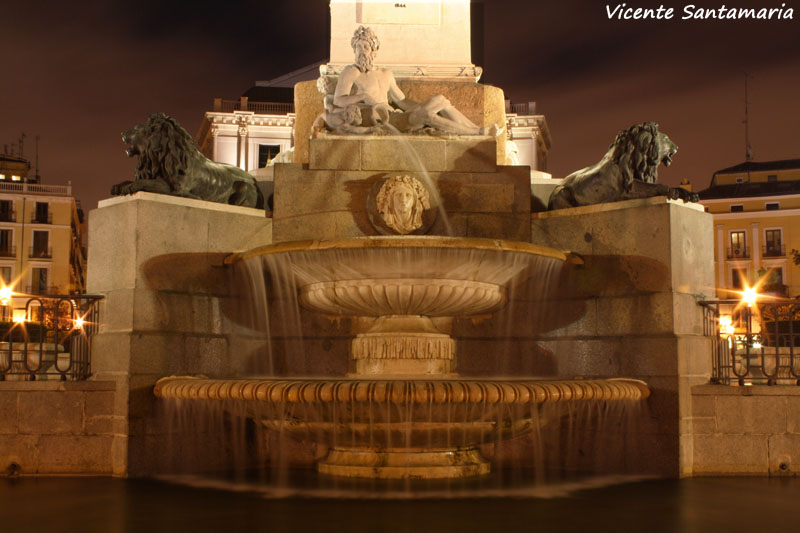 FUENTE DEL MONUMENTO A FELIPE IV (PLAZA ORIENTE)