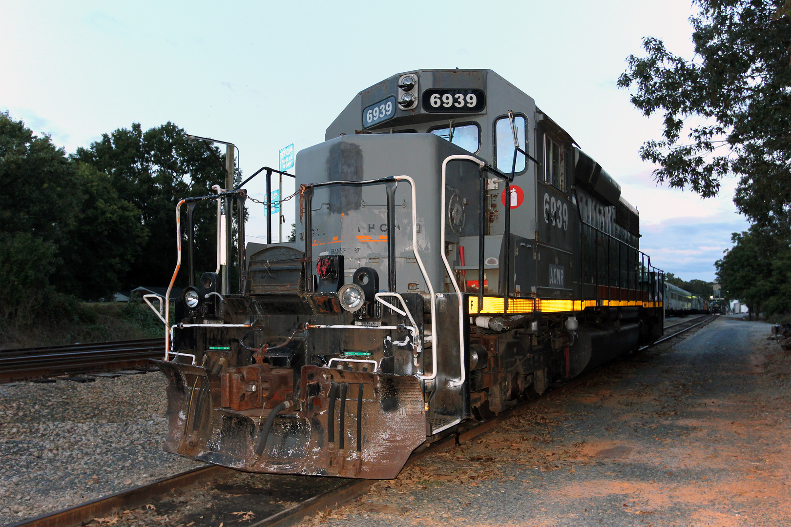 Für den nächsten Einsatz steht eine überholte EMD SD40-3 AWCR im Yard von Star bereit, NC, USA