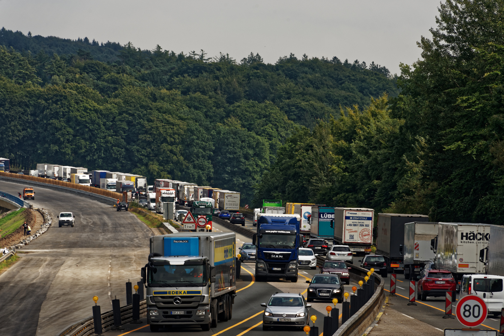 Für die einen ist es bloß ein Stau - für die anderen der wohl längste Parkplatz Deutschlands