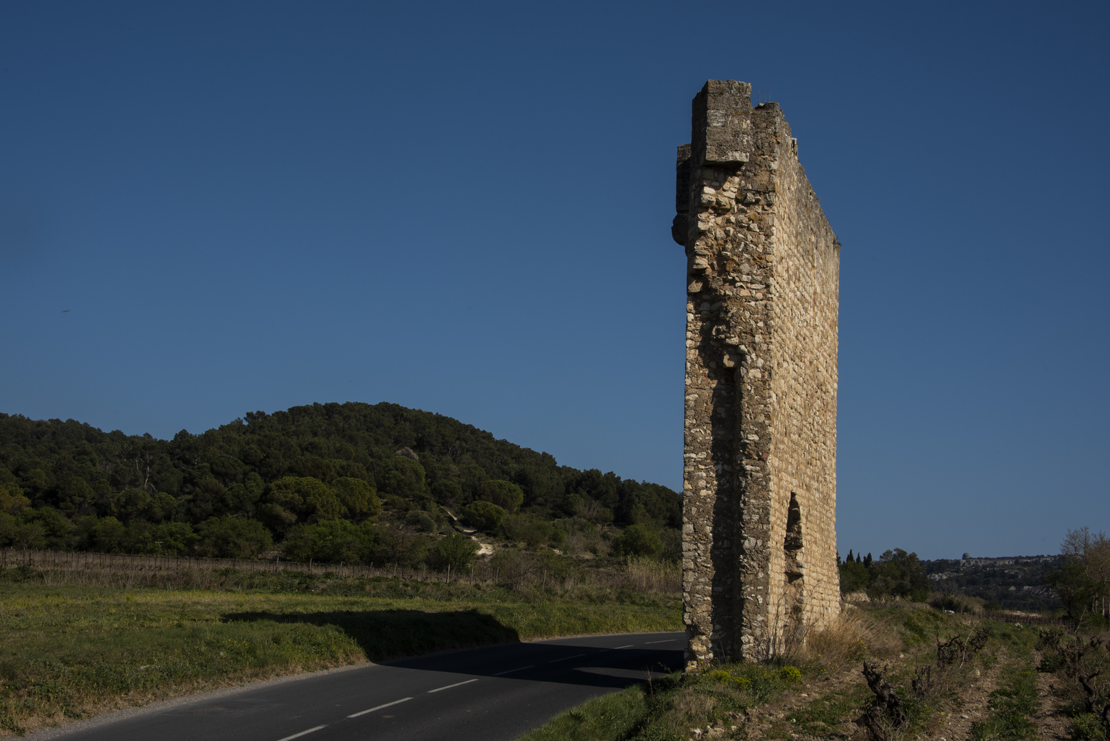 Für die Einen ist es nur eine Ruine - für die Anderen das wohl schmalste Chateau Frankreichs