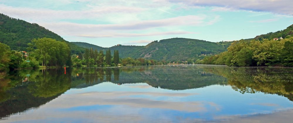 Für die Spiegelung im Stau der Elbe, die hier Labe heißt...