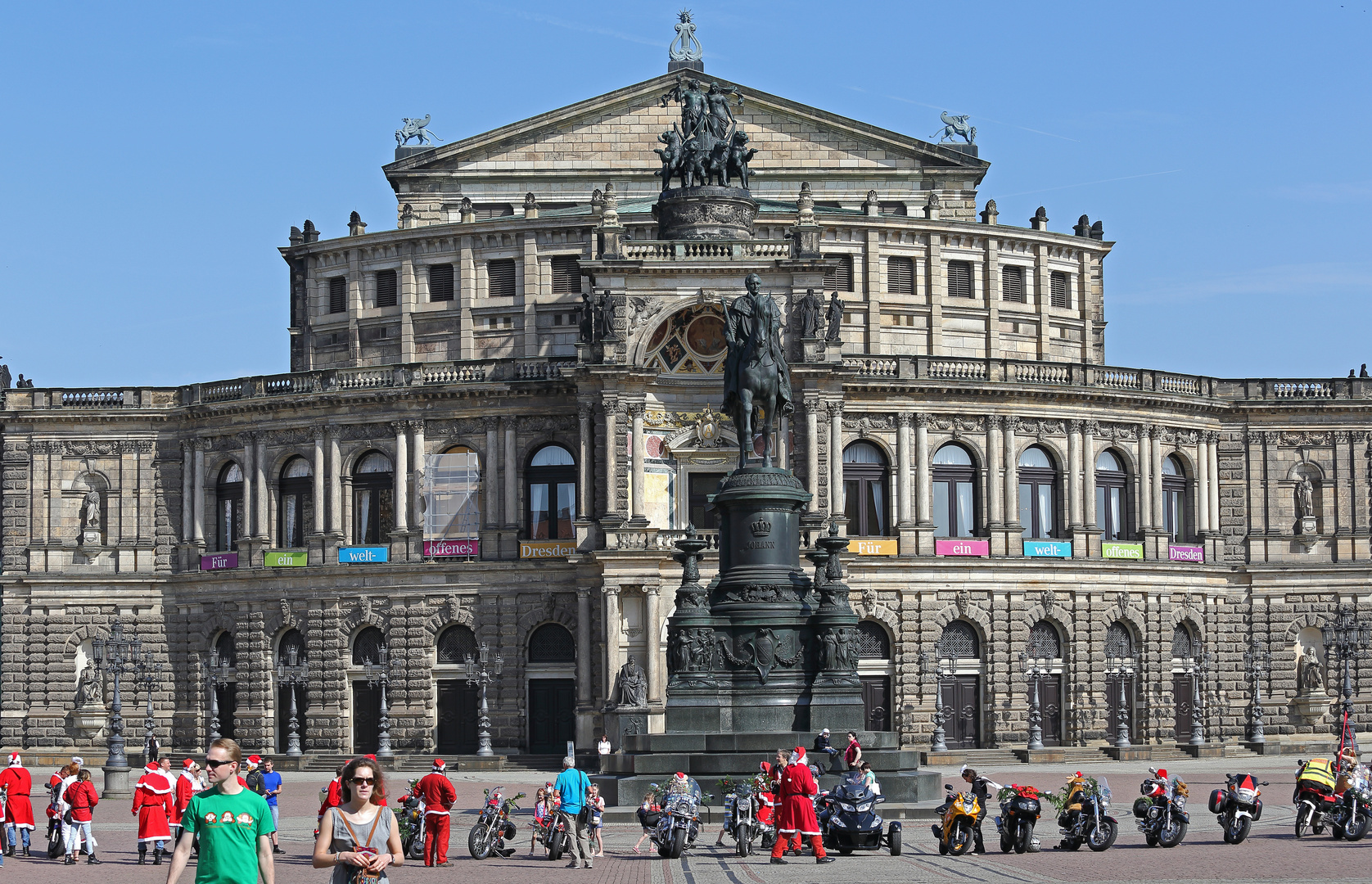 Für ein welt offenes Dresden steht an der Semperoper...