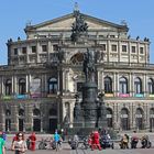 Für ein welt offenes Dresden steht an der Semperoper...