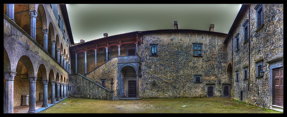 Für HDR-Fans: Innenhof Schloss Odescalchi