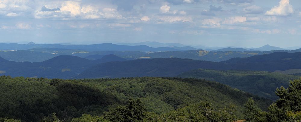 Für Juli sehr gute Fernsicht, denn das Riesengebirge ist schemenhaft in mehr als 100km zu sehen