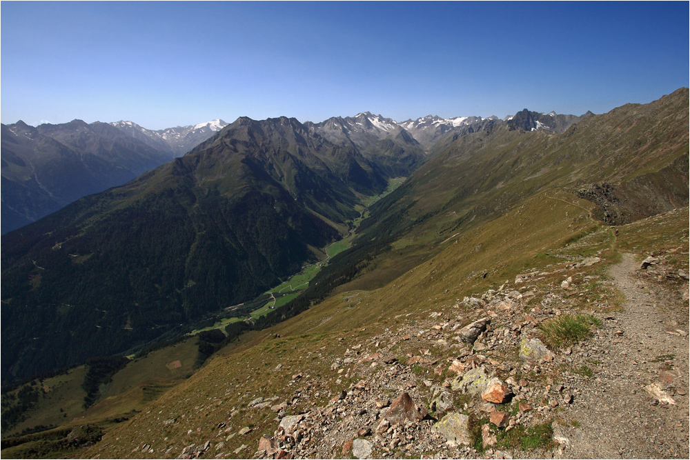 für mich der schönste Blick ins Oberbergtal und zur Stubaier Gletscherwelt