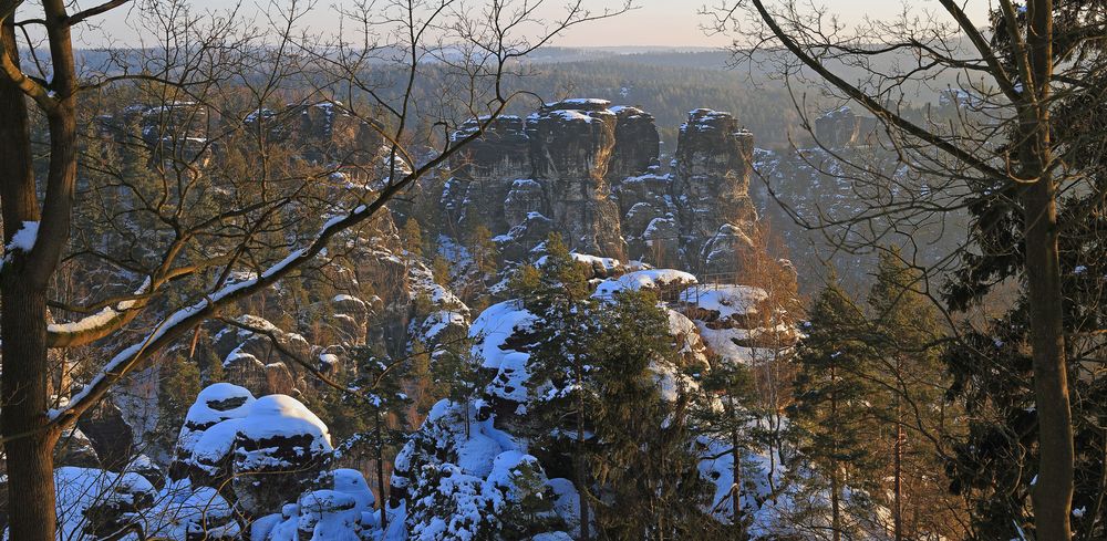 Für mich schöner Durchblick zum Gansfelsen und die Lokomotive...