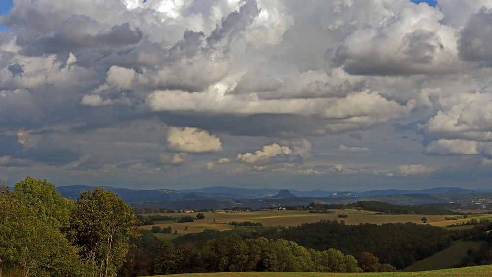 Für mich tolle Himmelsszenarien mit dem Westwind gestern Nachmittag...