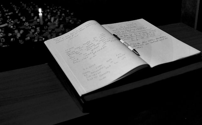 Fürbittenbuch in einer Autobahnkapelle