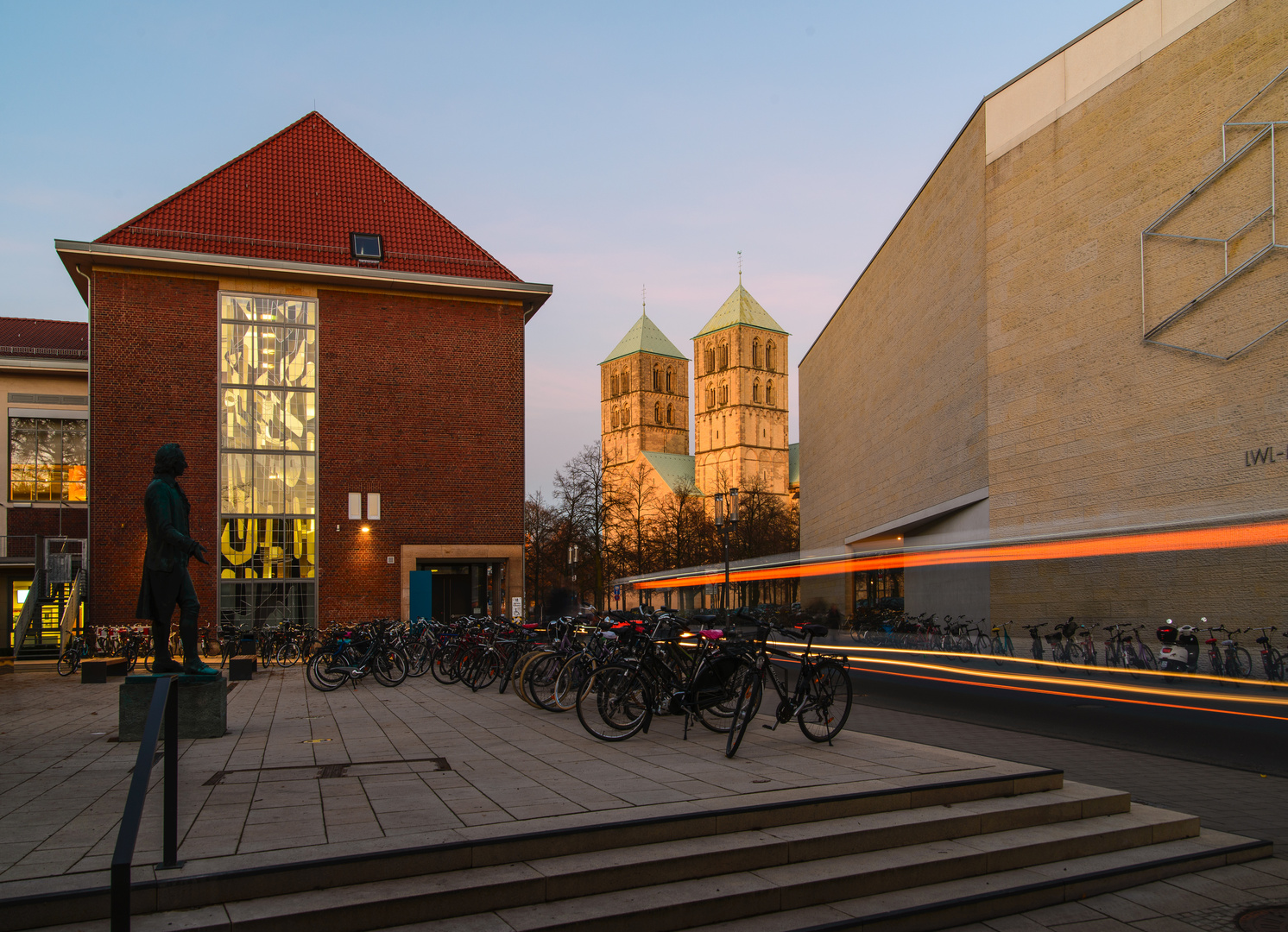 [ Fürstenberghaus, Dom und Landesmuseum, am Abend ]