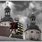 Fürstliches Wappen vor der Kulisse der Türme der Stadtkirche Wittenberg