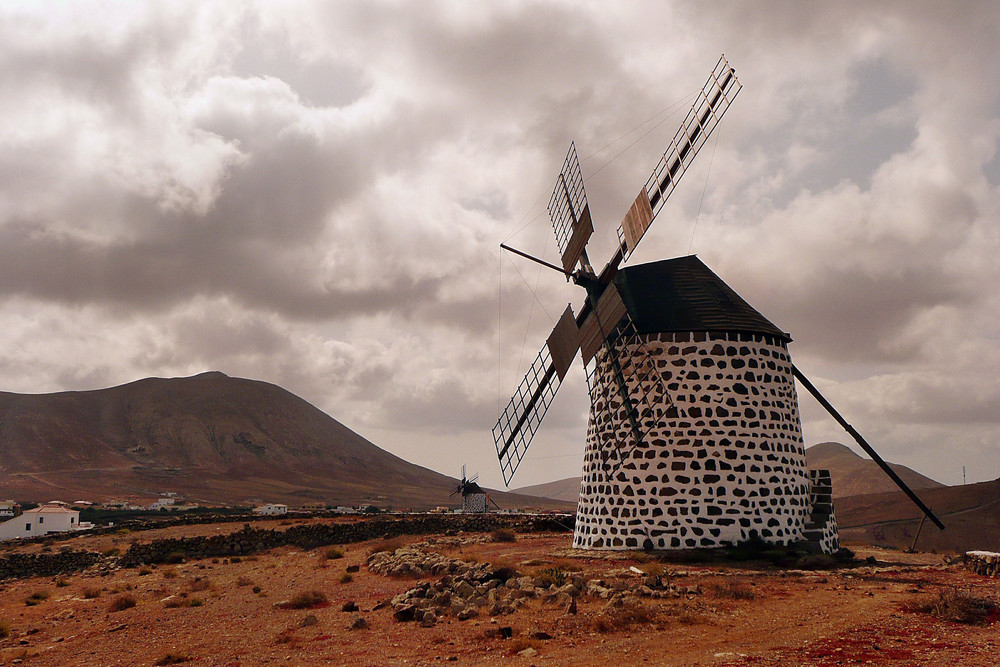 Fuerteventura; die Windmühlen von Villa Verde im Norden der Insel