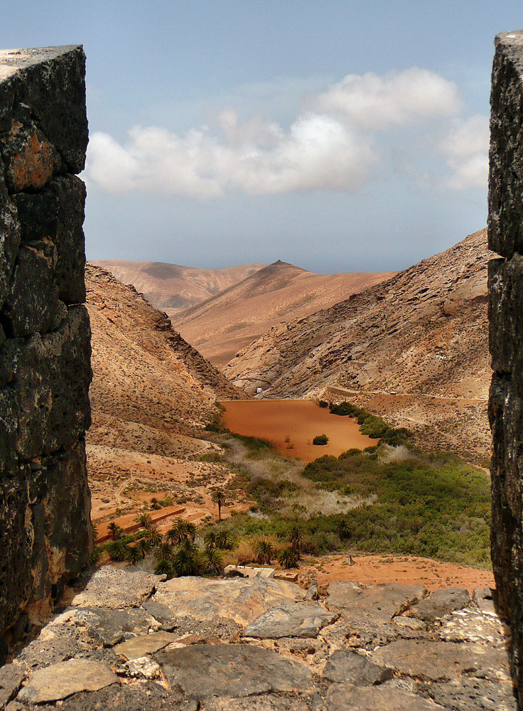 Fuerteventura; oberhalb Vega de Rio Palmas, Blick auf den Stausee Embalse de las Penitas