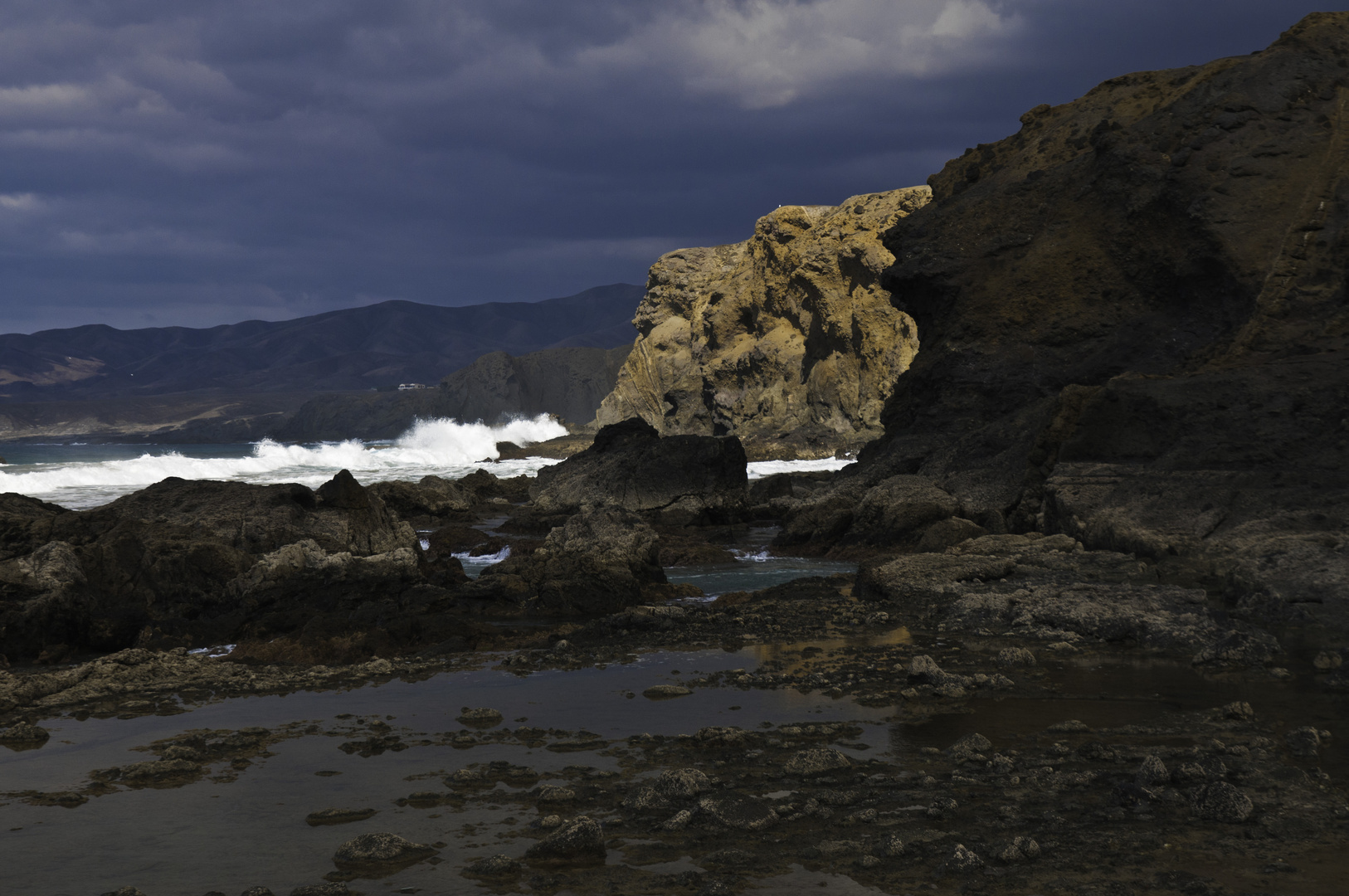 Fuerteventura,La Pared Steilfelsen im Sonnenlicht