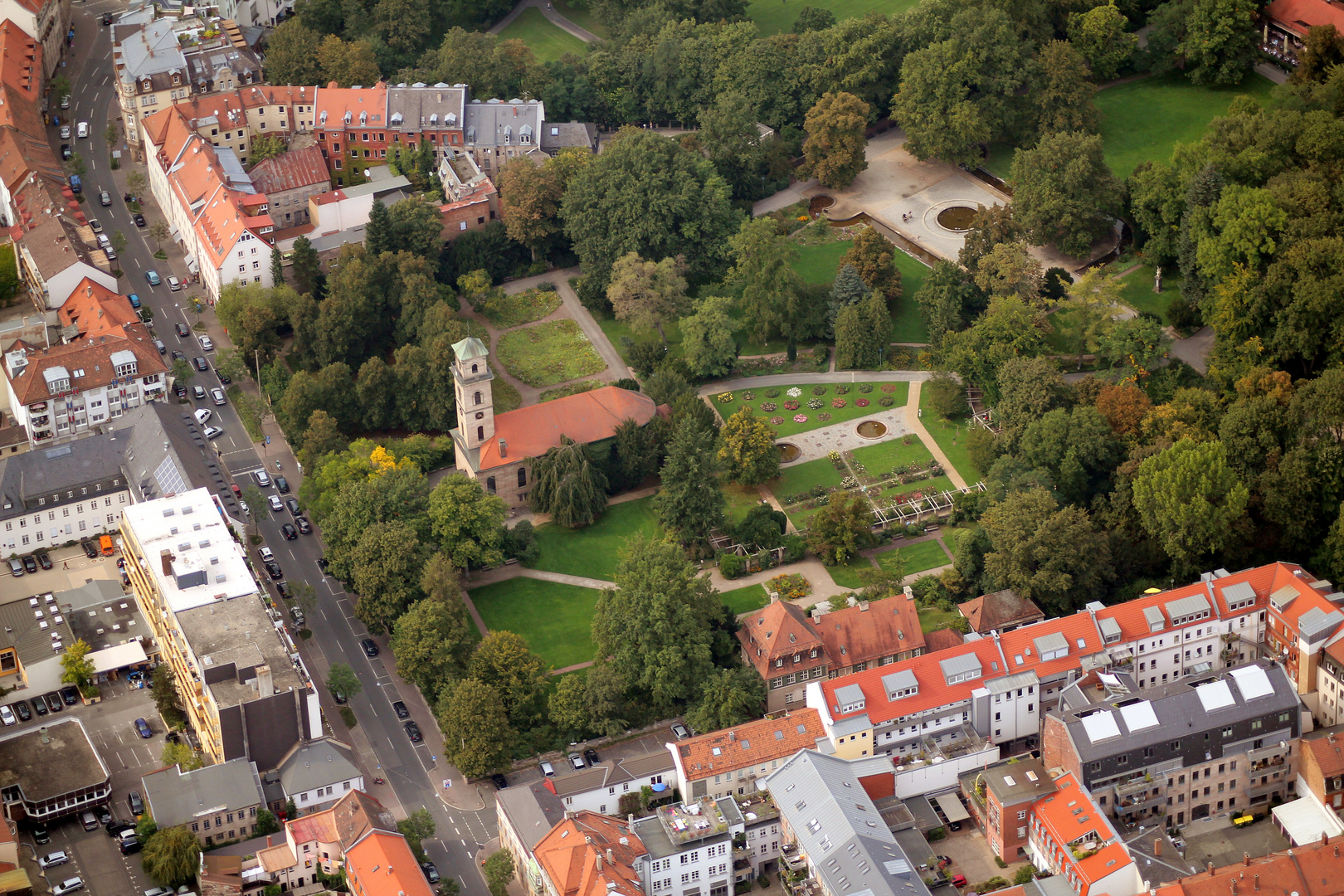 Fürth - Blick auf die Auferstehungskirche im Fürther Stadtpark