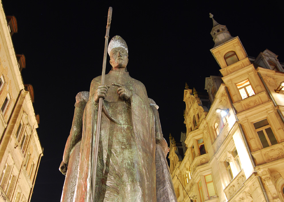 FÜRTH: Brunnenfigur bei Nacht